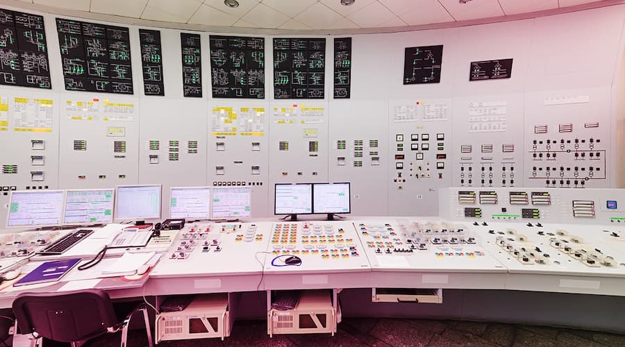 nükleer enerji santrali kontrol odası mühendis