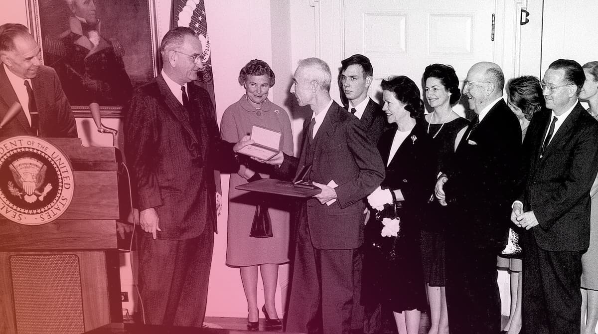 ABD Atom Enerjisi komisyonu Robert Oppenheimer’a Enrico Fermi Ödülü’nü takdim ederken